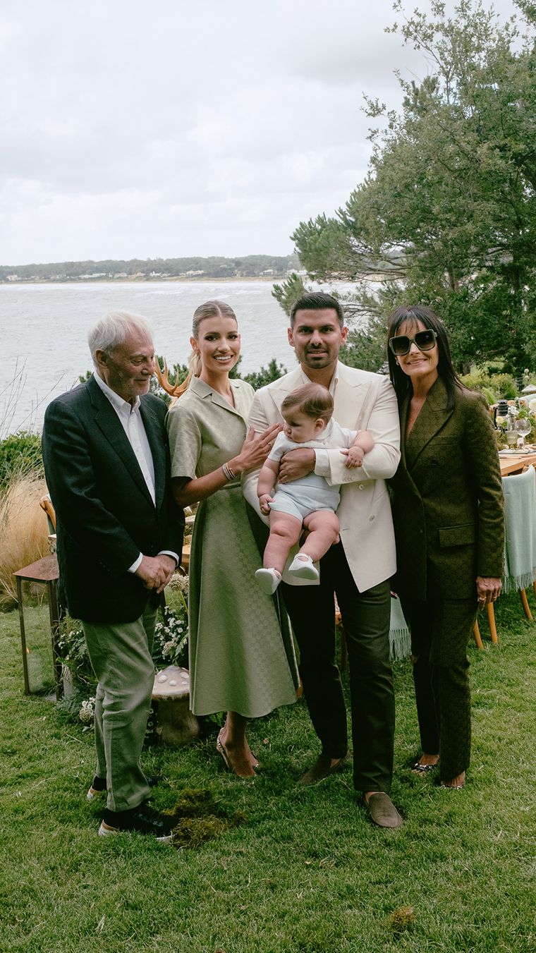 Angie Landaburu, Augusto Marini y Alessandro, junto con Jorge Landaburu y Ángeles Cibils. Angie Landaburu, Augusto Marini y Alessandro, junto con Jorge Landaburu y Ángeles Cibils.