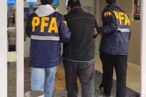 lo expulsaron del pais por un robo en mendoza, volvio entrar ilegalmente y fue detenido lo expulsaron del pais por un robo en mendoza, volvio entrar ilegalmente y fue detenido