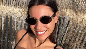 os lentes ovalados con marco dorado complementaron la propuesta de sol. /Instagram @pampitaoficial