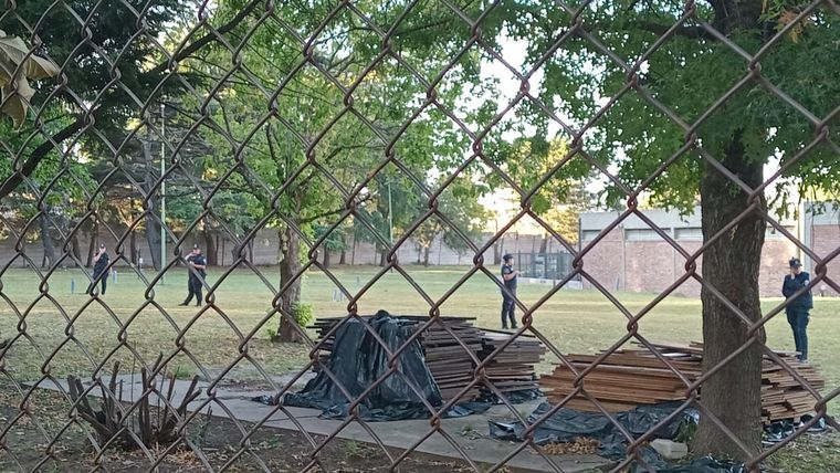 Efectivos policiales custodian la fábrica desde temprano.