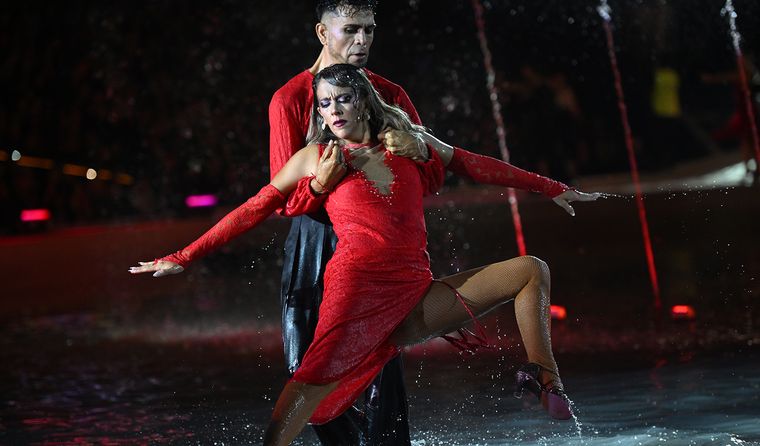 Los movimientos de los bailarines generaron una atmósfera magnética que generó la ovación del público.