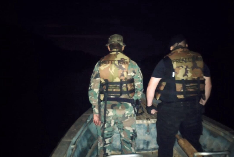 El padre ingresó al agua a ayudarlo y también fue arrastrado por la corriente Foto: X