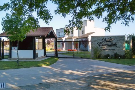 El ingreso al barrio privado Valle Escondido.&nbsp;