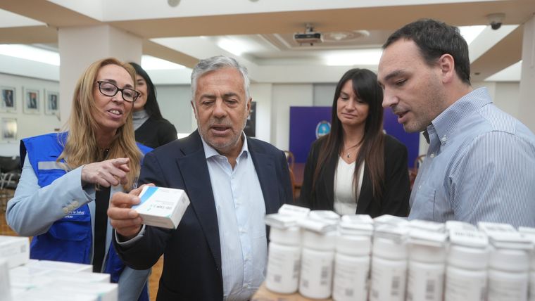 El gobernador Alfredo Cornejo encabezó este sábado la recepción de los medicamentos que la provincia importó. El gobernador Alfredo Cornejo encabezó este sábado la recepción de los medicamentos que la provincia importó.