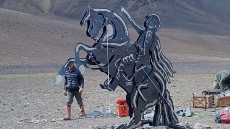 La obra fue diseñada por el ingeniero y artista plástico Sergio Marcé y transportada en una travesía de seis días con 30 mulas y un equipo de 14 personas.