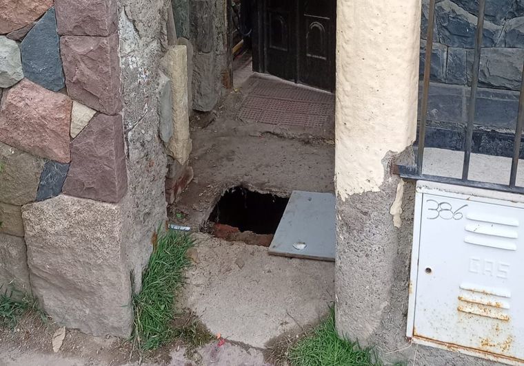 El pozo está en la entrada de la casa. El pozo está en la entrada de la casa.