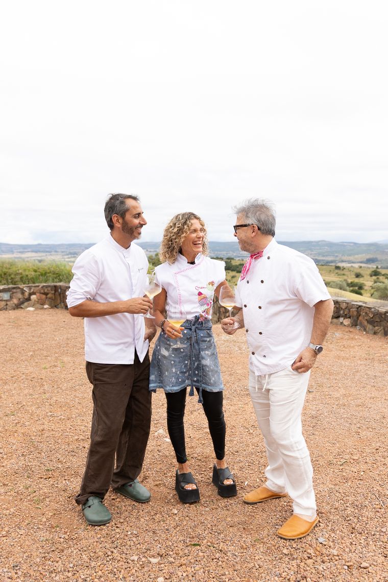 Lucas Bustos, Maru Botana y Donato de Santis en el almuerzo de Lote 8 en Valle Edén. Lucas Bustos, Maru Botana y Donato de Santis en el almuerzo de Lote 8 en Valle Edén.