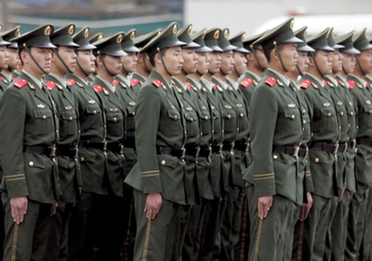 Un grupo de policías chinos en un simulacro de lo que será la custodia durante los Juegos. Foto: EFE