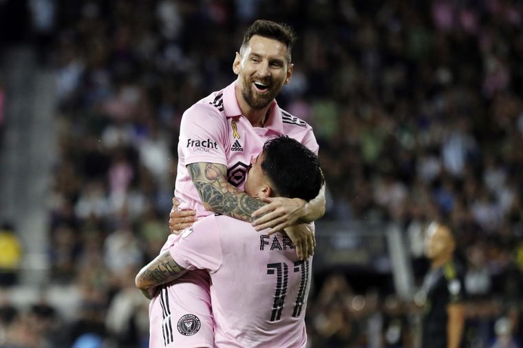 Messi abraza a Facundo Farías, autor del primer gol. Foto: EFE