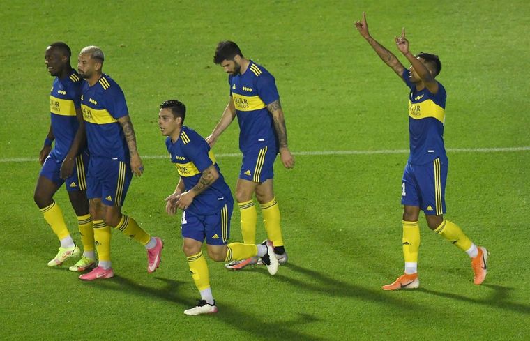 Rodrigo Montes levanta los brazos tras marcar el segundo de Boca. Foto: @ESPNArgentina