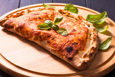 Calzone relleno de queso y jamón: la mejor forma de disfrutar de la pizza Foto: Shutterstock