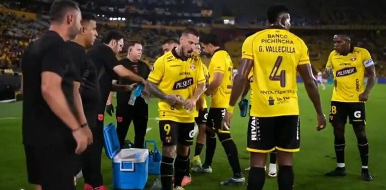 Darío Benedetto, caliente con sus compañeros de Barcelona de Ecuador en la Libertadores.