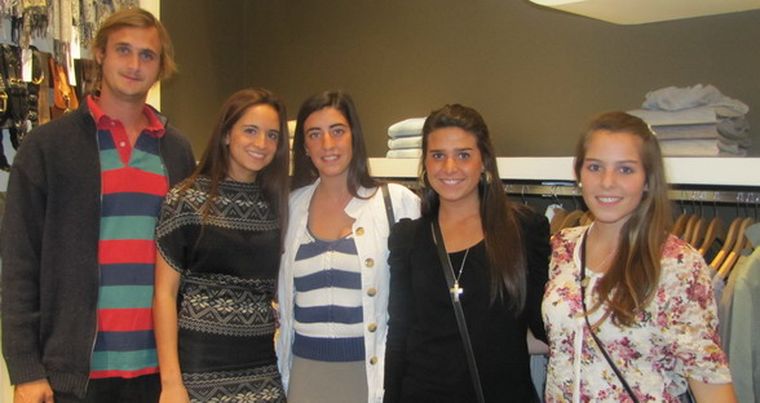 Juan Scelzi no quiso dejar solas para la foto a María Eugenia Crisie, Alejandra Vázquez, Nare Calcagno y Julia Cazorla. Foto: Gentileza