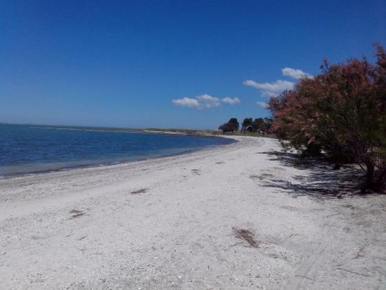 La playa de Los Pocitos sorprende por su arena blanca y el agua turquesa que recuerda a destinos caribeños.