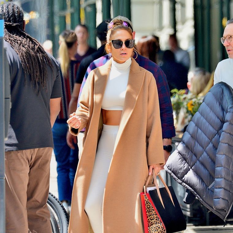 Jennifer López nos enseña cuál es el tapado más buscado por su versatilidad. Foto: Glamour