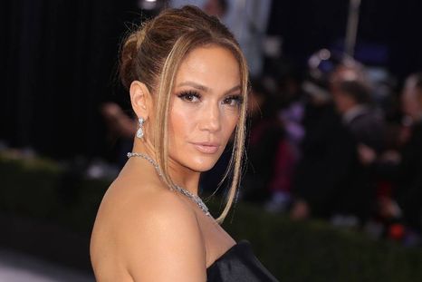 Jennifer Lopez luce su perfecta figura llevando un minivestido transparente