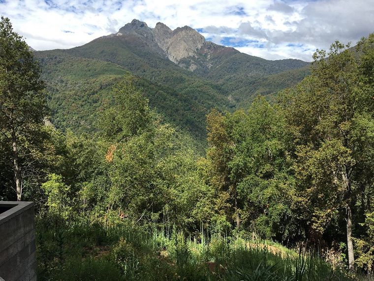 El pueblo de Vilches se abre entre bosque nativo y cursos de agua que forman pozones naturales.