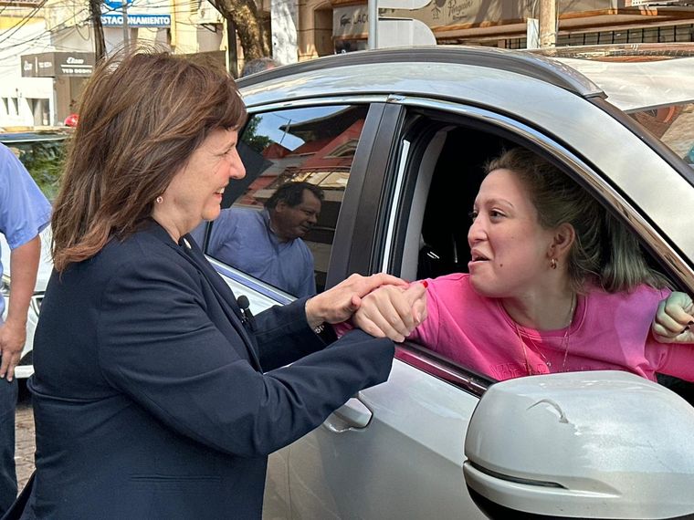 Patricia Bullrich junto a una seguidora en Posadas, Misiones Foto: Prensa Bullrich