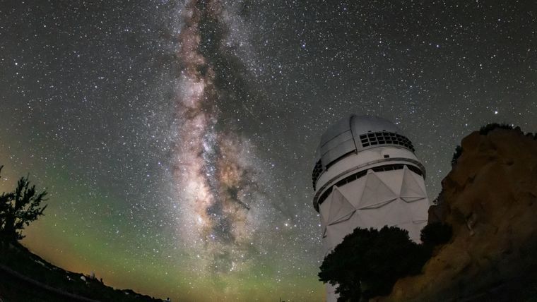 Un solitario telescopio en el desierto de Arizona rastrea millones de galaxias lejanas para determinar el destino final del Universo.