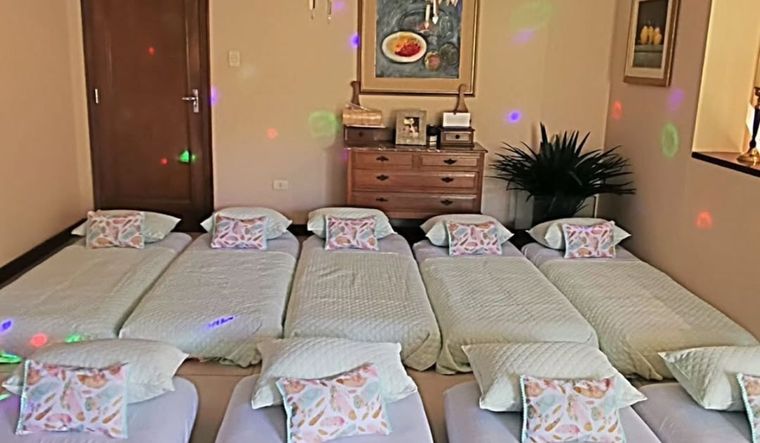 Muchas anfitrionas contratan servicios especiales que ambientan la casa para que la noche sea perfecta. Muchas anfitrionas contratan servicios especiales que ambientan la casa para que la noche sea perfecta.