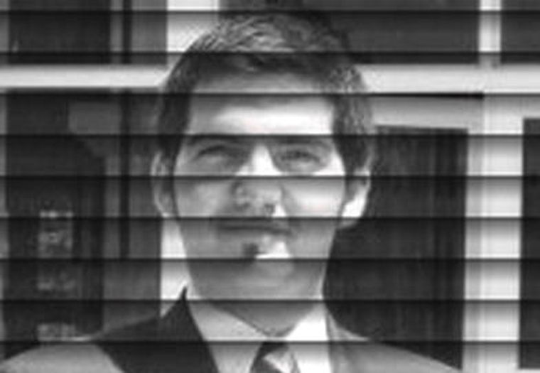 Fernando, nervioso, aguarda por los resultados.