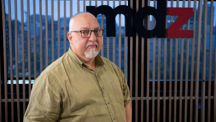 Carlos Martínez León, oficial retirado de la Armada venezolana, en los estudios de MDZ.