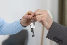 Quienes compren una propiedad en la Ciudad de Buenos Aires tendrán un ahorro de 3.5% gracias a la eliminación del Impuesto al Sello. Foto: Freepik