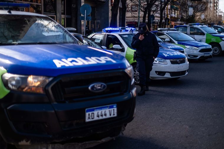 La queja policial se hizo sentir incluso frente a la residencia presidencial. Foto: Télam