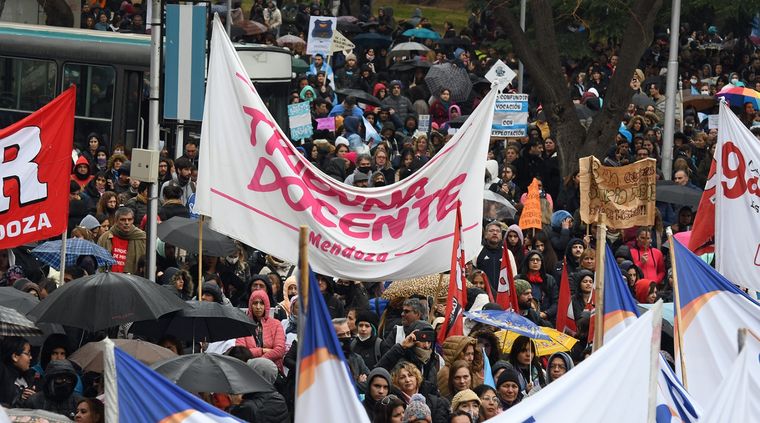 La movilización de los docentes la semana pasada fue multitudinaria. Desde este lunes habrá más huelgas. Foto: ALF PONCE MERCADO / MDZ
