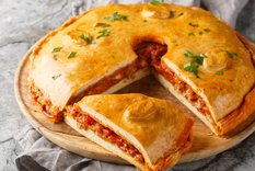 En muchas empanadas gallegas se dibuja una cruz o adornos con masa encima, símbolo de buena suerte y tradición familiar.