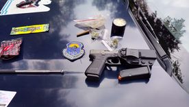 El arma de fuego, la marihuana y demás elementos secuestrados al sospechoso en el Parque General San Martín. El arma de fuego, la marihuana y demás elementos secuestrados al sospechoso en el Parque General San Martín.