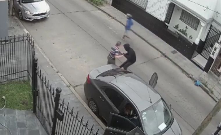 Delincuentes armados se robaron equipos periodísticos durante una cobertura Foto: Captura de video