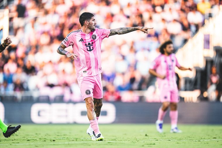 Rodrigo De Paul se mostró muy activo dando indicaciones en su debut en Inter Miami. Rodrigo De Paul se mostró muy activo dando indicaciones en su debut en Inter Miami. 