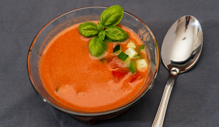 A diferencia de muchas sopas, el gazpacho se sirve frío y se prepara únicamente triturando y mezclando los ingredientes. Prepara esta receta y recibe todos los aplausos. A diferencia de muchas sopas, el gazpacho se sirve frío y se prepara únicamente triturando y mezclando los ingredientes. Prepara esta receta y recibe todos los aplausos. 