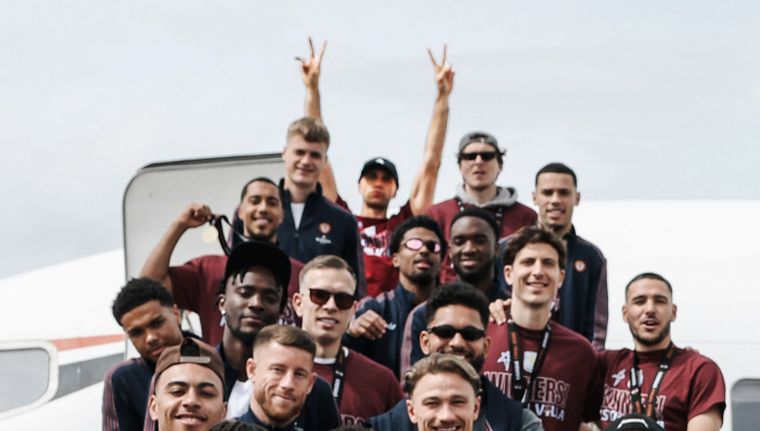 La foto de los festejos de Aston Villa que llamó la atención por la mano derecha del Dibu. La foto de los festejos de Aston Villa que llamó la atención por la mano derecha del Dibu.