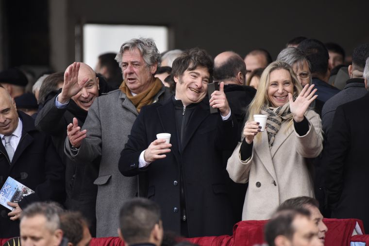 Javier y Karina Milei junto a Nicolás Pino.
