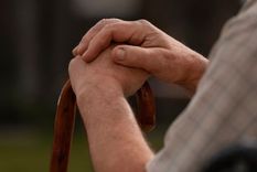 La entrega de leña del programa Calor Mayor de PAMI está dirigida a adultos mayores en situación de vulnerabilidad. Foto: Freepik