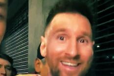 La sorpresa de Messi al ver tanta gente esperándolo.
