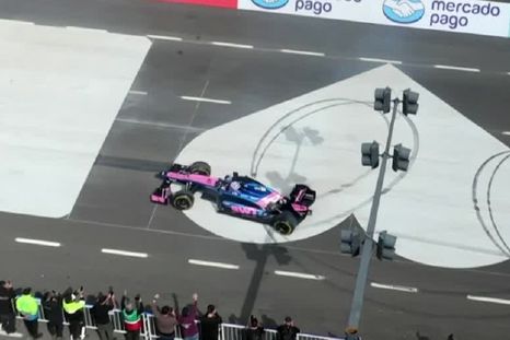 Franco Colapinto salió a pista en Buenos Aires y dejó imágenes impactantes en su debut en el Road Show. Franco Colapinto salió a pista en Buenos Aires y dejó imágenes impactantes en su debut en el Road Show.