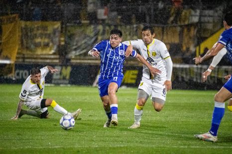 Rodrigo Fernández (11), mediocampista de Godoy Cruz, deja en el camino a Marcelo Meli (8), de Deportivo Madryn.&nbsp;