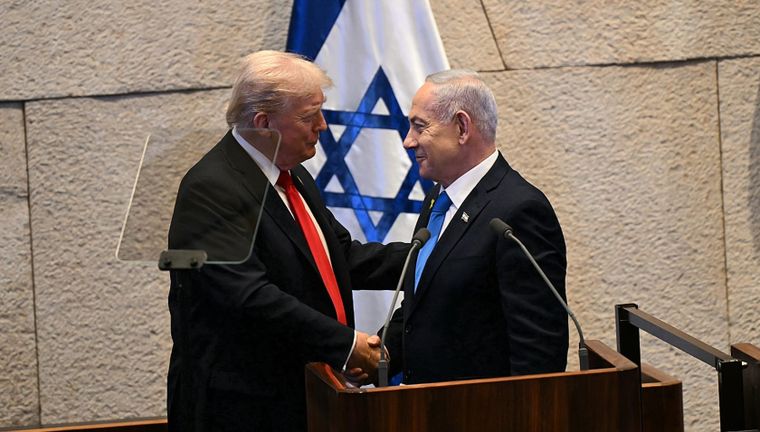 Donald Trump estaba dando un discurso cuando fue interrumpido por un parlamentario con un cartel pro Palestina.