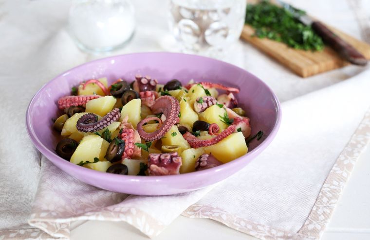 En algunas versiones de la receta, se añade pimentón dulce o picante para darle un toque español. En algunas versiones de la receta, se añade pimentón dulce o picante para darle un toque español.