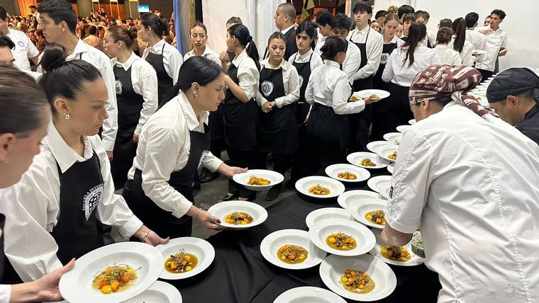 Una foto que testifica el esfuerzo y el profesionalismo de quienes hacen servicio gastronómico. Una foto que testifica el esfuerzo y el profesionalismo de quienes hacen servicio gastronómico.