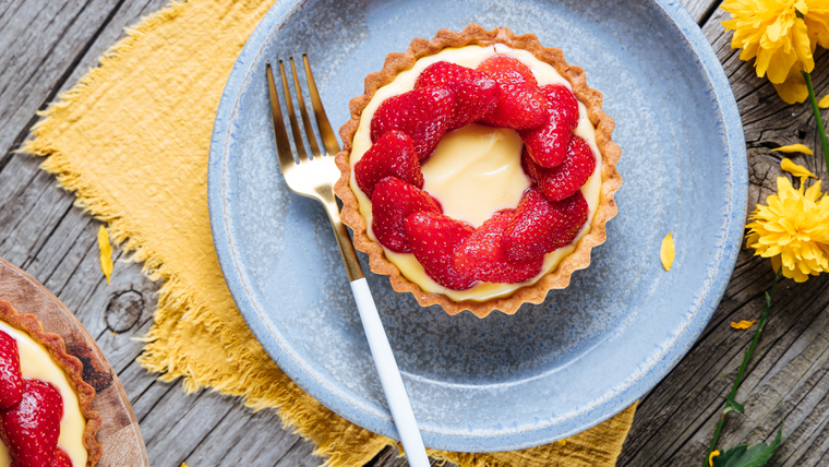 Receta súper fácil de tarteletas de crema pastelera y frutillas Receta súper fácil de tarteletas de crema pastelera y frutillas
