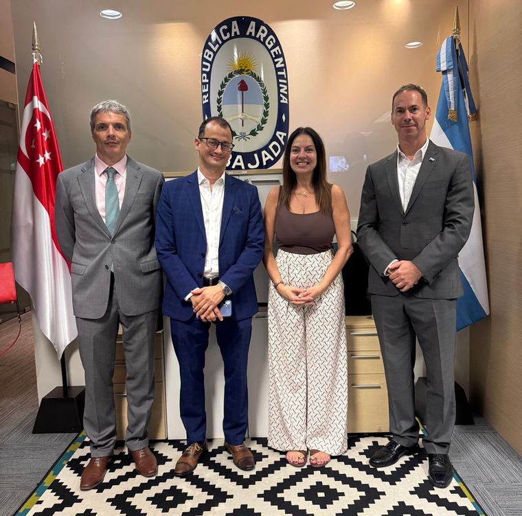 Sandra Pettovello junto al embajador argentino en Singapur, Mauricio Nine, y al equipo de la Embajada nacional en el país asiático.
