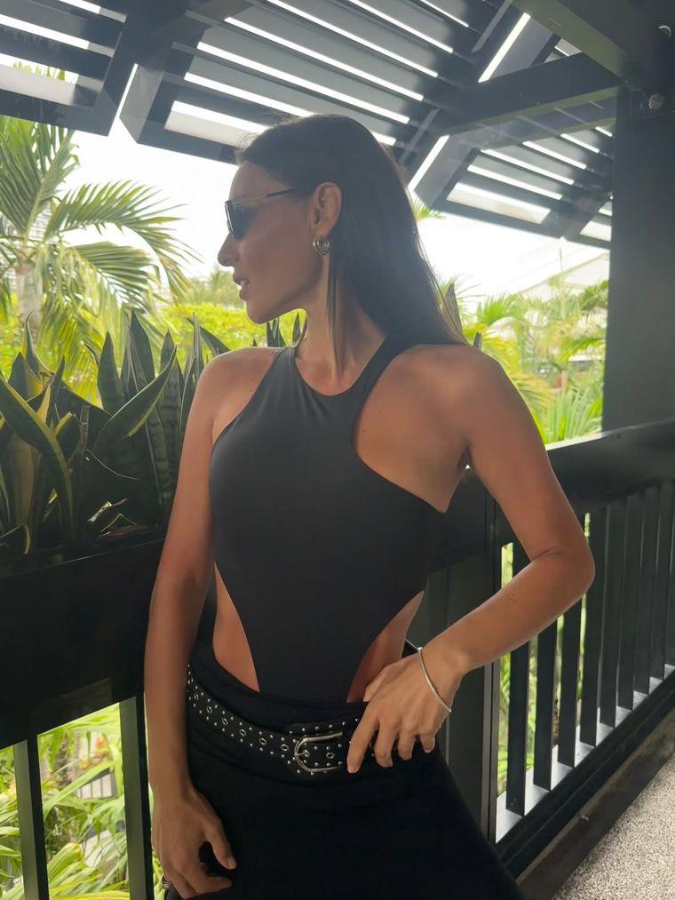 Más allá del vestido cut out y el maxibolso, fue el cinturón ancho con hebilla plateada el que terminó de definir el carácter del estilismo. Más allá del vestido cut out y el maxibolso, fue el cinturón ancho con hebilla plateada el que terminó de definir el carácter del estilismo.