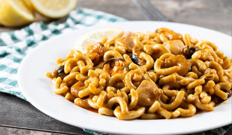 Preparar esta receta en casa mantiene viva la tradición valenciana y permite disfrutar de un plato auténtico con sabores intensos del mar. Preparar esta receta en casa mantiene viva la tradición valenciana y permite disfrutar de un plato auténtico con sabores intensos del mar.