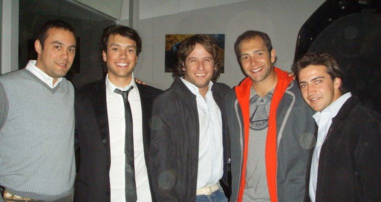 Juan Angulo, Alberto Chirino, Luis Chirino, Martín Agüero y Ariel Desimone admiraron los nuevos autos. Foto: MDZ