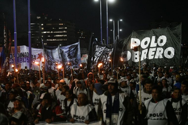 Los piqueteros protagonizaron el miércoles la Marcha de las Antorchas y hoy se movilizan hacia el Ministerio de Desarrollo. Foto: Twitter @guillekane