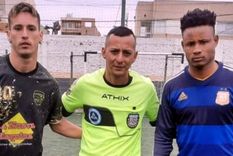 El futbolista (izquierda) y el árbitro al que agredió Foto: Cedoc.